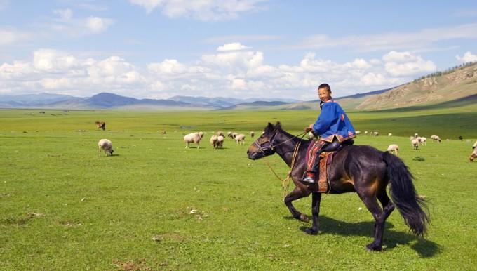 金元开路的人受到蒙古人感激涕零的欢迎;另一方面,蒙古大草原是